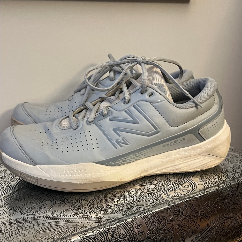 New Balance Women's 696 V5 Hard
Court‎ Athletic Tennis Shoe Gray White Size 10